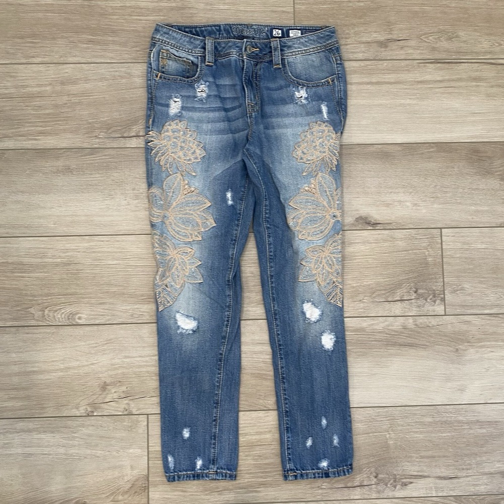 Miss Me Floral Embroidered Jeans Women's Size 26 Distressed BOHO Boyfriend Ankle